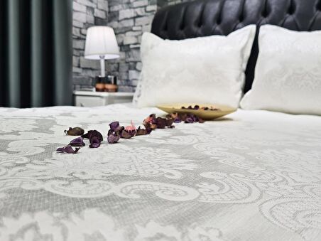 Fransız Dantelli Elani Yatak Örtüsü Krem