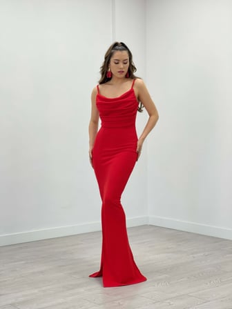 Krep Kumaş Degaje Yaka Askılı Elbise - KIRMIZI-GYM-0910