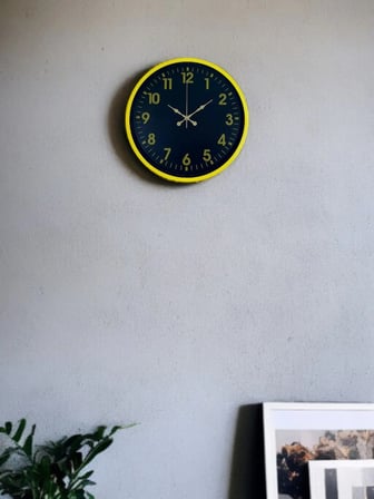 36 Cm Sarı Standart Duvar Saati iegxx