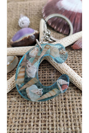 "C" HARFİ - Açık Mavi Deniz Epoksi Harf Anahtarlık – Gerçek Deniz Kabuğu, El Yapımı, Benzersiz