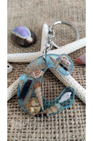 "C" HARFİ - Açık Mavi Deniz Epoksi Harf Anahtarlık – Gerçek Deniz Kabuğu, El Yapımı, Benzersiz