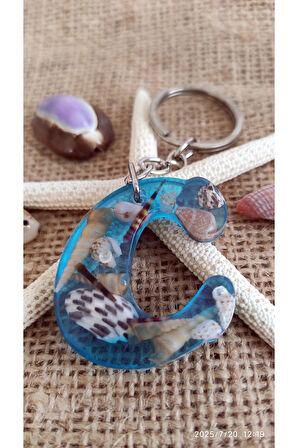 "C" HARFİ - Açık Mavi Deniz Epoksi Harf Anahtarlık – Gerçek Deniz Kabuğu, El Yapımı, Benzersiz