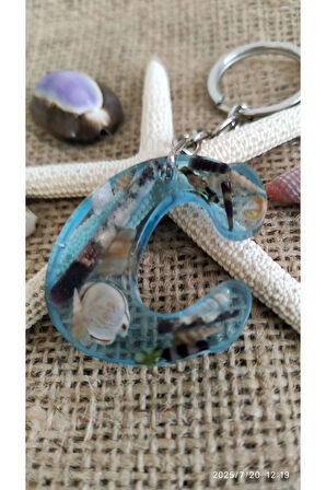 "C" HARFİ - Açık Mavi Deniz Epoksi Harf Anahtarlık – Gerçek Deniz Kabuğu, El Yapımı, Benzersiz