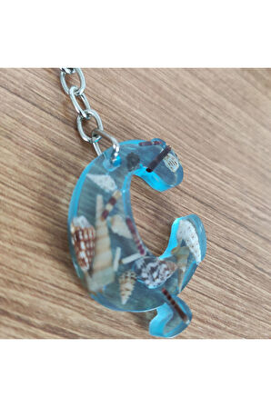 "Ç" HARFİ - Açık Mavi Deniz Epoksi Harf Anahtarlık – Gerçek Deniz Kabuğu, El Yapımı, Benzersiz