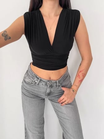 DE'CHARME Vatkalı Kolsuz V Yaka Drapeli Crop Bluz Likralı Fit - Siyah