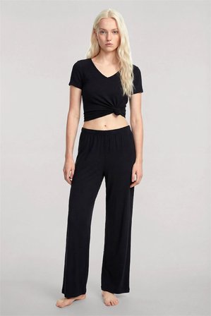 Kadın Siyah Yumuşak Dokulu Minimal V Yaka Üst Basic Günlük Şık Bluz MERY WOMAN