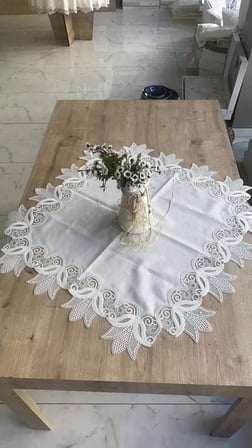 Kayla Kreme Gold Fransız Dantel Detaylı Kare Sehpa Örtüsü 88x88 cm Dekoratif