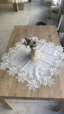 Kayla Kreme Krem Fransız Dantel Detaylı Kare Sehpa Örtüsü 88x88 cm Şık Tasarım