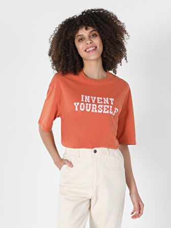 Oversize Fit Bisiklet Yaka Yazı Baskılı Kadın Turuncu Kısa Kol Tişört