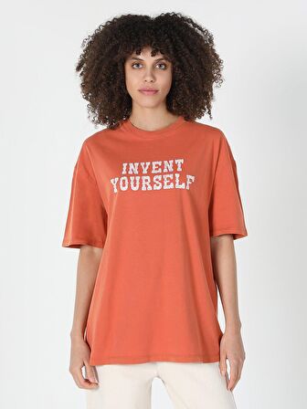 Oversize Fit Bisiklet Yaka Yazı Baskılı Kadın Turuncu Kısa Kol Tişört
