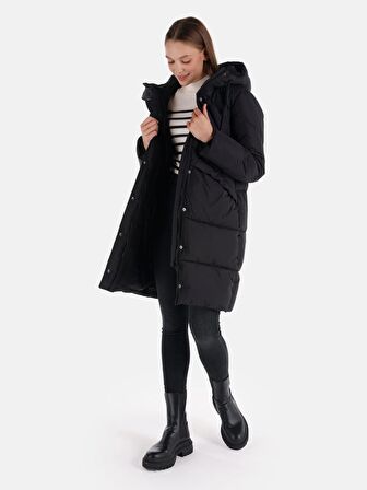 Regular Fit Kapüşonlu Şişme Uzun Siyah Kadın Kaban