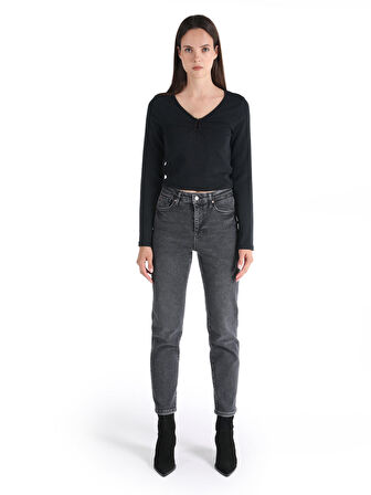 Slim Fit V Yaka Demir Detaylı Siyah Kadın Uzun Kol Tişört