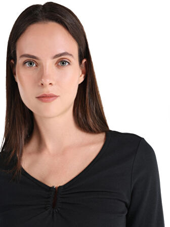 Slim Fit V Yaka Demir Detaylı Siyah Kadın Uzun Kol Tişört