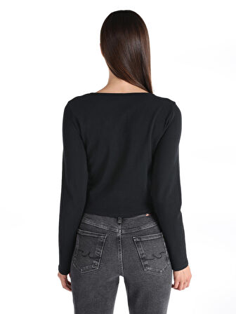 Slim Fit V Yaka Demir Detaylı Siyah Kadın Uzun Kol Tişört