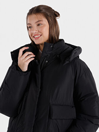 Regular Fit Kapüşonlu Şişme Cepli Siyah Kadın Mont