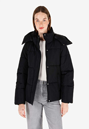 Regular Fit Kapüşonlu Fermuarlı Astarlı  Kadın Siyah Mont