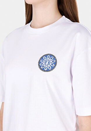Regular Fit Yuvarlak Yaka Nakışlı Kadın Beyaz Kısa Kol Tişört Cl1072193