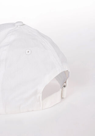 Kadın  Beyaz Şapka