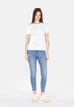 Regular Fit Yuvarlak Yaka Nakışlı Kadın Beyaz Kısa Kol Tişört Cl1073154