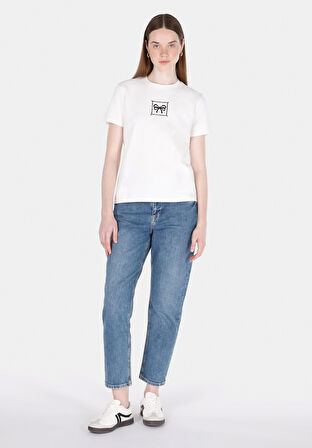 Regular Fit Yuvarlak Yaka Nakışlı Kadın Beyaz Kısa Kol Tişört Cl1073182