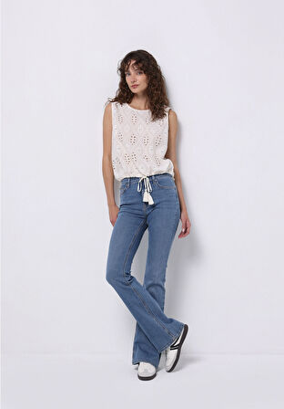 Regular Fit Yuvarlak Yaka Nakışlı Kadın Ekru Kolsuz Gömlek