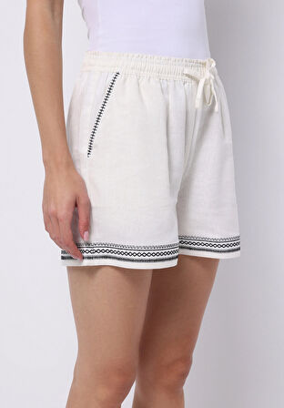 Regular Fit Yüksel Bel Nakışlı Kadın Beyaz Şort