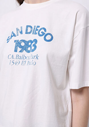 Regular Fit Yuvarlak Yaka Baskılı Kadın Beyaz Kısa Kol Tişört