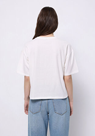 Regular Fit Yuvarlak Yaka Nakışlı Kadın Beyaz Kısa Kol Tişört