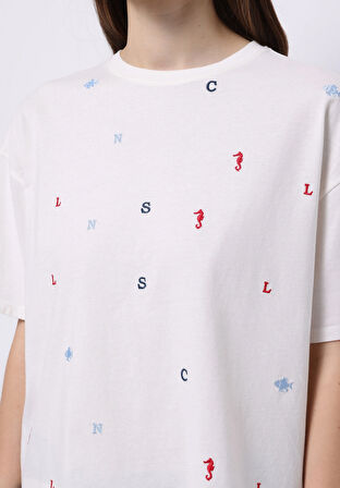 Regular Fit Yuvarlak Yaka Nakışlı Kadın Beyaz Kısa Kol Tişört