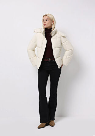 Regular Fit Kapüşonlu Fermuarlı Astarlı Çıkarılabilir Kapüşonlu Kadın Ekru Mont