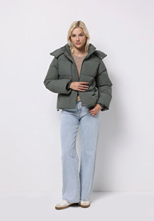 Regular Fit Kapüşonlu Fermuarlı Astarlı Çıkarılabilir Kapüşonlu Kadın Yeşil Mont