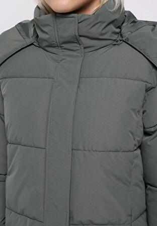 Regular Fit Kapüşonlu Fermuarlı Astarlı Çıkarılabilir Kapüşonlu Kadın Yeşil Mont
