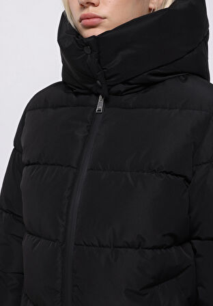 Regular Fit Kapüşonlu Fermuarlı Astarlı Suya Dayanıklı Kadın Siyah Mont