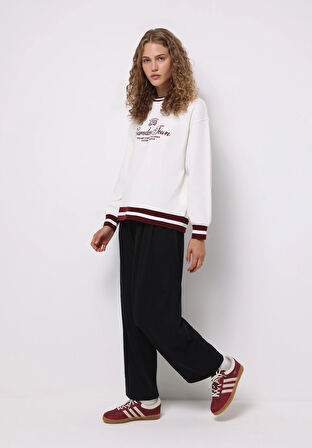 Regular Fit Yuvarlak Yaka Nakışlı Kadın Beyaz Sweatshirt
