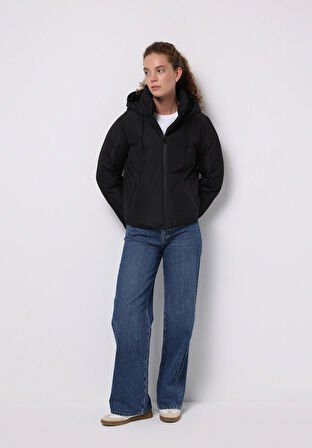 Regular Fit Kapüşonlu Fermuarlı Astarlı Suya Dayanıklı Kadın Siyah Mont