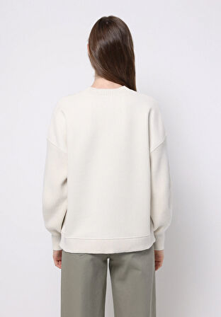 Regular Fit Yuvarlak Yaka Düz Kadın Beyaz Sweatshirt