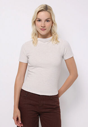 Slim Fit Dik Yaka Düz Kadın Ekru Kısa Kol Tişört