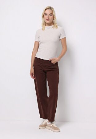 Slim Fit Dik Yaka Düz Kadın Ekru Kısa Kol Tişört