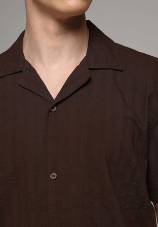 Regular Fit Apaj Yaka Jakarlı Erkek Kahverengi Kısa Kol Gömlek