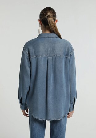 Oversize Fit Klasik Yaka Düz Kadın Light İndigo Denim Uzun Kol Gömlek