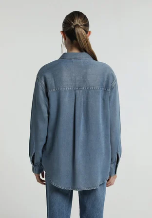 Oversize Fit Klasik Yaka Düz Kadın Light İndigo Denim Uzun Kol Gömlek