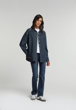 Oversize Fit Klasik Yaka Düz Kadın Mid İndigo Denim Uzun Kol Gömlek