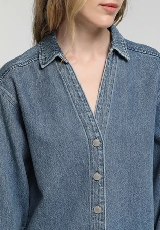 Oversize Fit Klasik Yaka Düz Kadın Light İndigo Denim Uzun Kol Gömlek