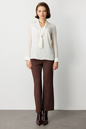 EKOL Yakası Fularlı Broş Detaylı Bluz 3021-26K