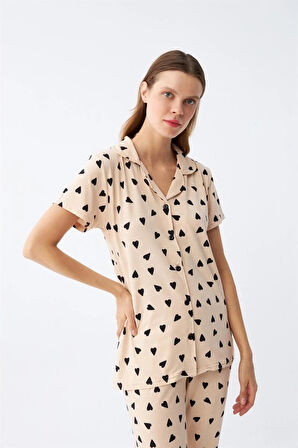 Giyim Kadın Krem Rengi Kalp Desenli Önden Düğmeli Pijama Takımı