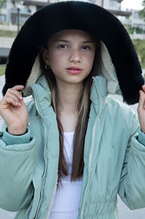 Yeşil Çıtçıtlı Cepli Esnek Bel İçi Kürklü Kız Çocuk Kapüşonlu Mont 21303