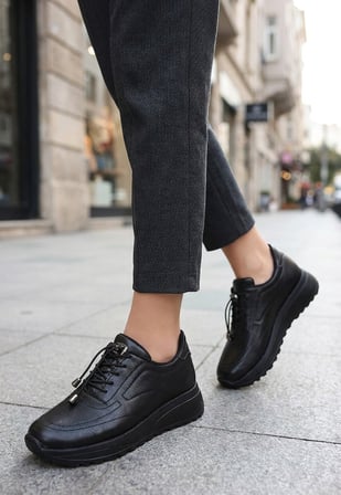 Kadın Siyah Günlük Spor Ayakkabı Kalın Taban Lastik Bağcıklı Sneaker