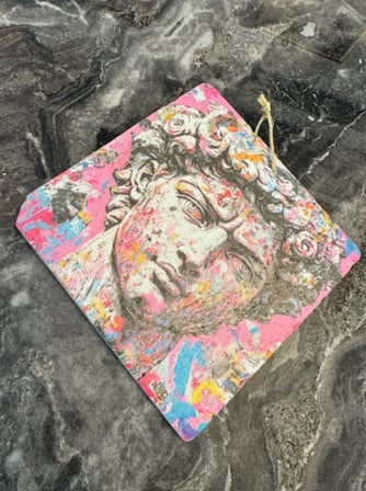 David Heykeli Desenli Doğal Taş Duvar Süsü 15x15 cm – Modern Sanat Dekoratif Taş Pano