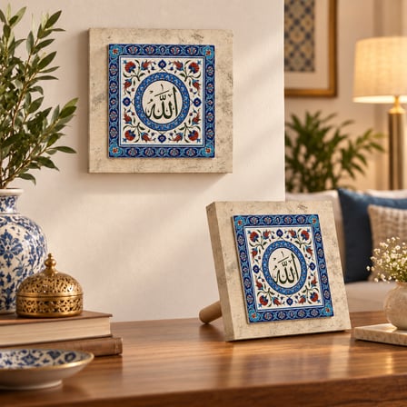 Allah Yazılı İznik Desenli Dekoratif Taş Görünümlü Tablo 12,5x12,5 cm – Masaüstü ve Duvar Kullanımlı