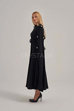 İnci ve Taş İşlemeli Çiçek Detaylı Siyah Krep Elbise